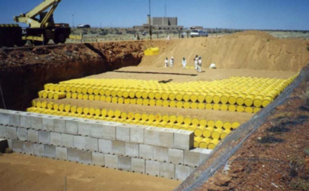 Fusti contenenti materiale radioattivo pronti per essere sotterrati