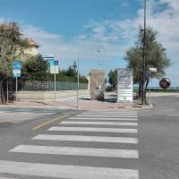 La pista ciclabile e la Palla di Arnaldo Pomodoro